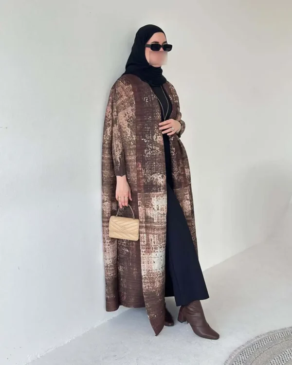⁦تصميم عباءة/روب بطيات "فولد مياكي" بنقشة أنيقة وأسلوب فريد⁩ - الصورة ⁦13⁩