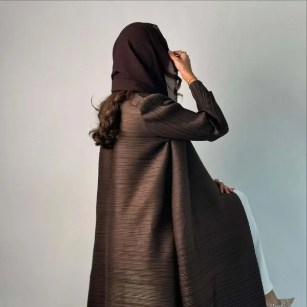 ⁦تصميم عباءة/روب بطيات "فولد مياكي" بنقشة أنيقة وأسلوب فريد⁩ - الصورة ⁦21⁩